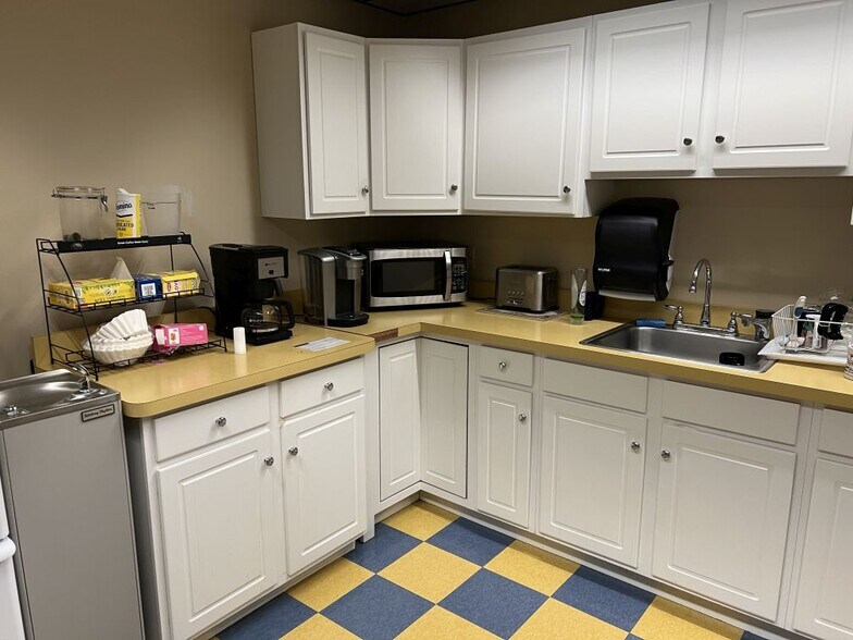 More Photos Of 31 Business Park Dr, Branford Light Manufacturing For Lease