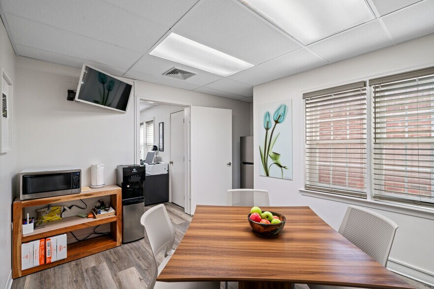 More Photos Of 9668-9683 Main St, Fairfax Medical For Lease