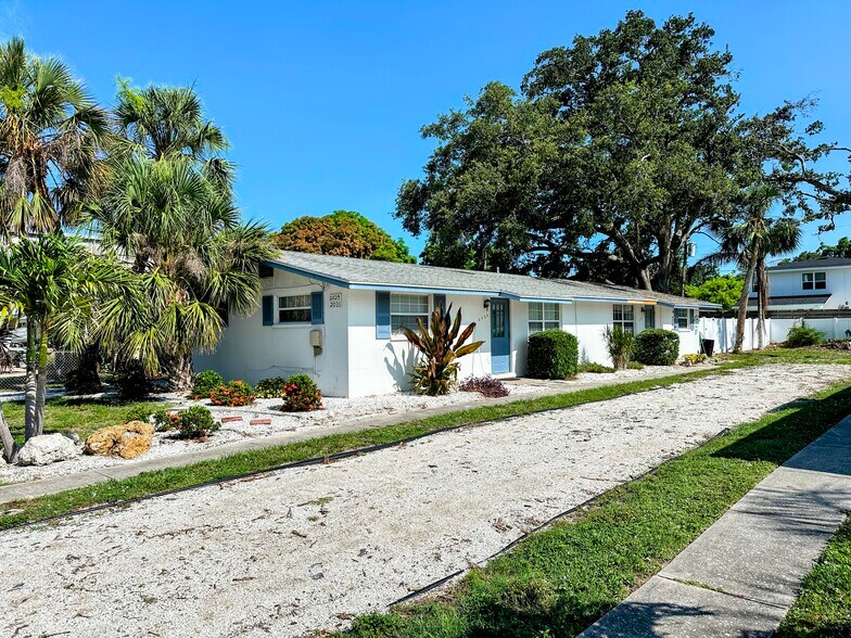 More Photos Of 2029 Sandrala Dr, Sarasota Apartments For Sale