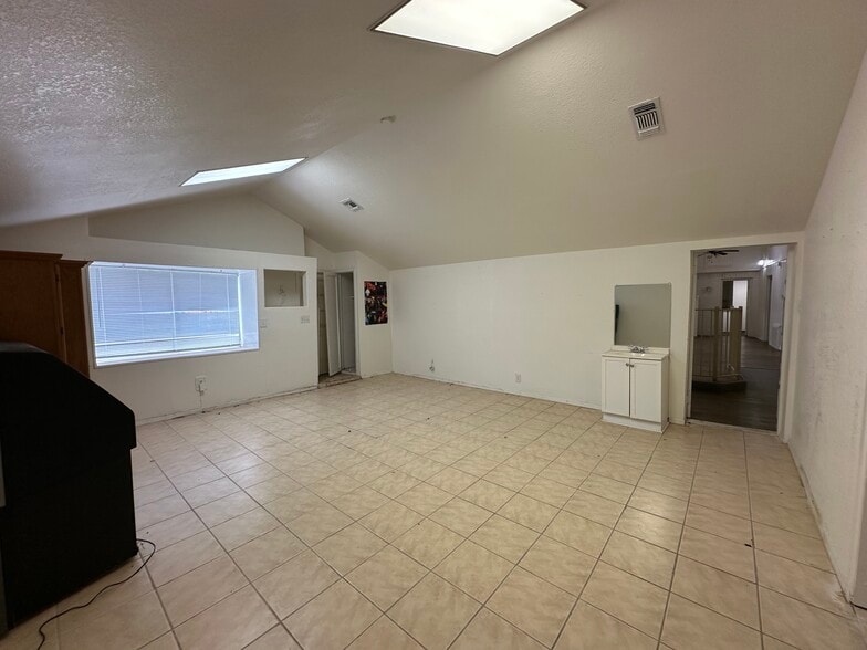 More Photos Of 6628 Crestway Dr, San Antonio Flex For Sale