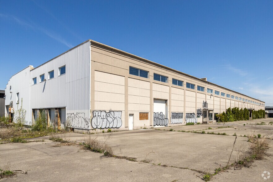 More Photos Of 80 Rue Stinson, Montréal Warehouse For Sale