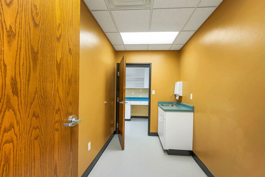 More Photos Of 2770 Manitowoc Rd, Green Bay Office For Sale