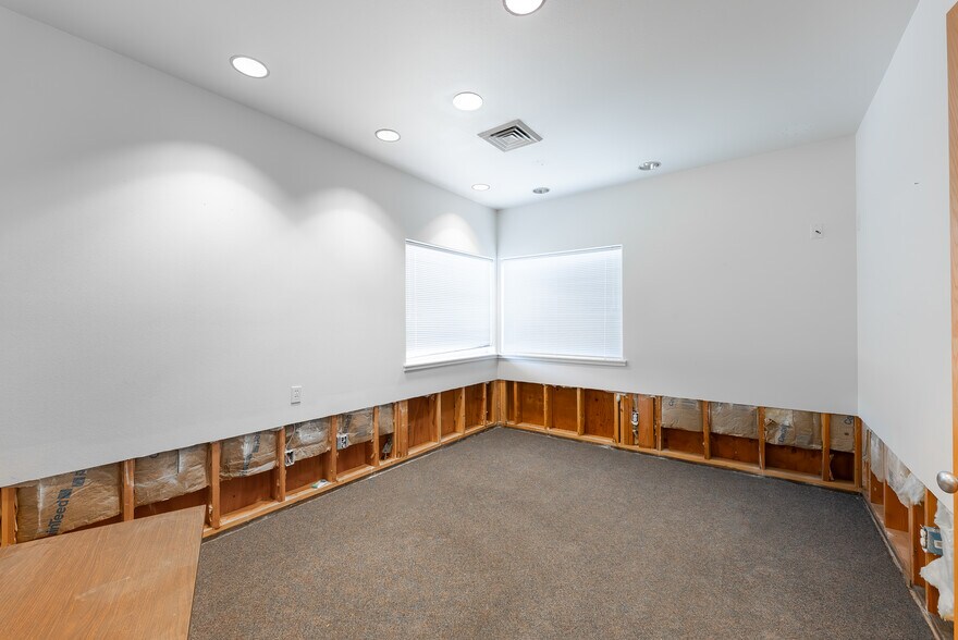 More Photos Of 2665 Glendale Valley Rd, Glendale Office For Sale