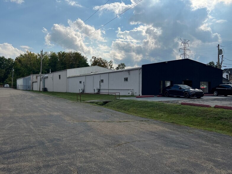 More Photos Of 969 Ohio Pike, Cincinnati Flex For Sale