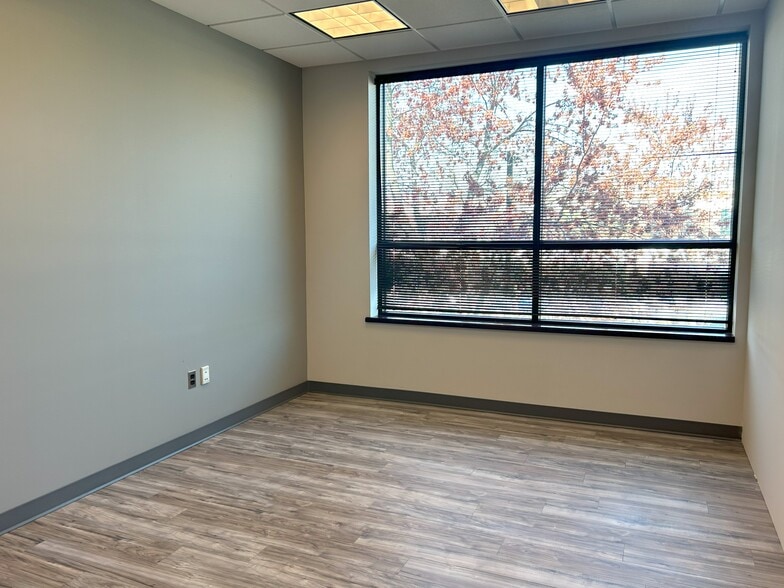 More Photos Of 43766 Trade Center Pl, Sterling Light Manufacturing For Sale