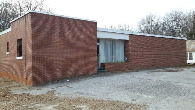More Photos Of 910 Edgefield St, Greenwood Light Distribution For Sale