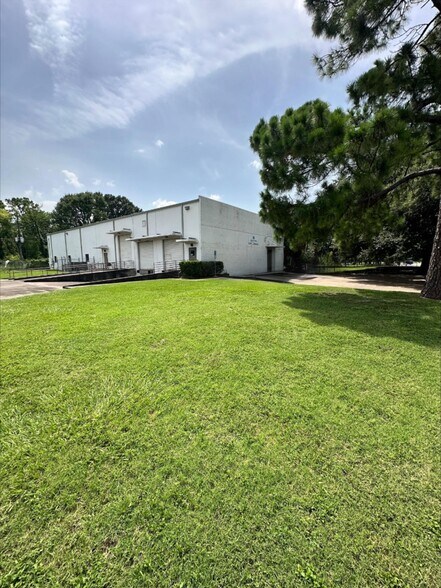 More Photos Of 740 Bradfield Rd, Houston Light Distribution For Sale