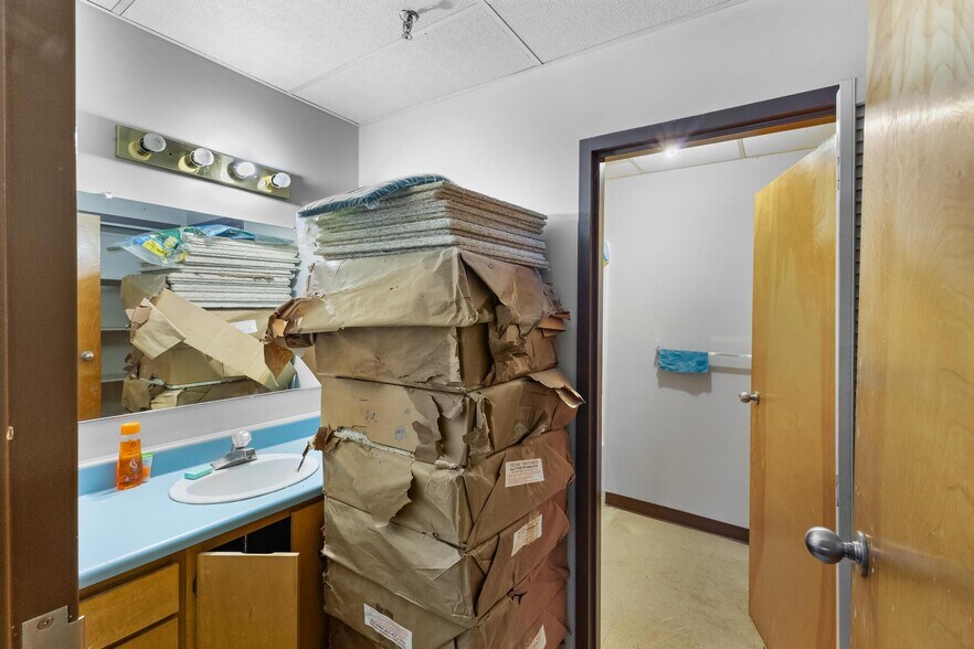 More Photos Of 115 Mill St, Warrenville Manufacturing For Sale