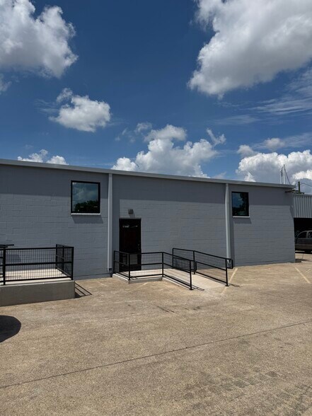 More Photos Of 4746 Memphis St, Dallas Light Distribution For Lease