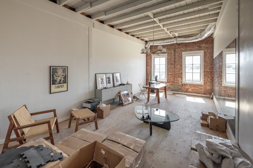 More Photos Of 629 N Western Ave, Los Angeles Office For Lease
