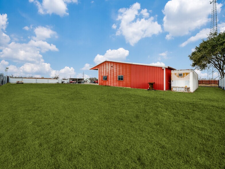 More Photos Of 601 S Storts St, Poth Industrial For Sale