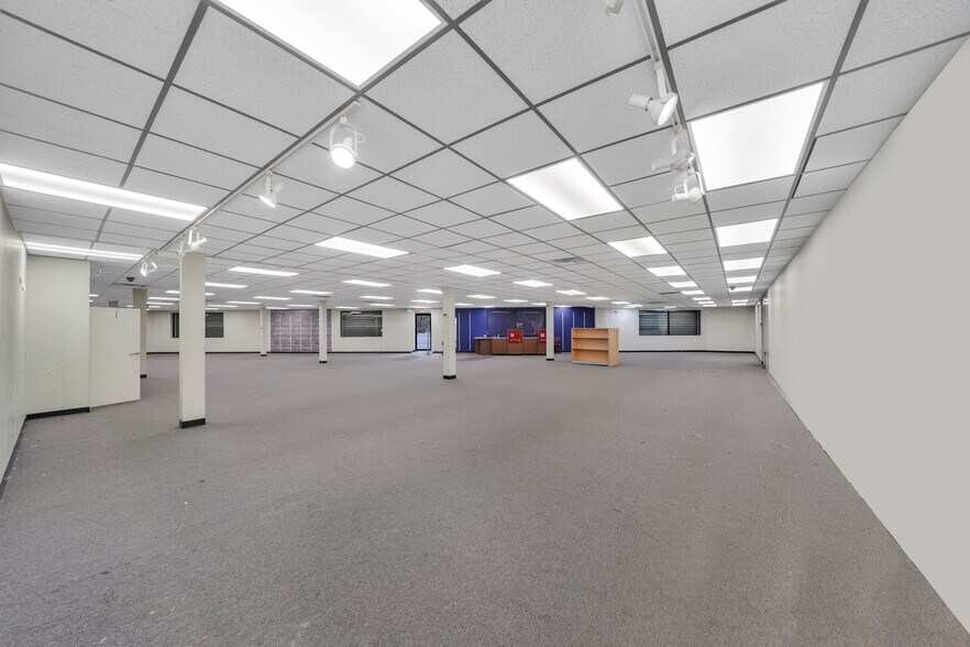 More Photos Of 150 W Sunrise Hwy, Lindenhurst General Retail For Lease