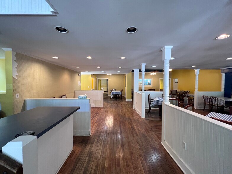 More Photos Of 113 S Court Ave, Memphis General Retail For Sale