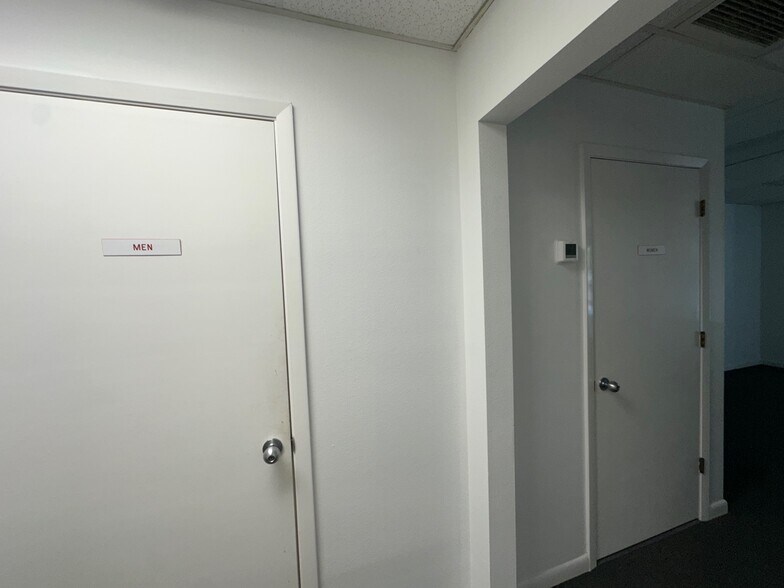 More Photos Of 1721 Independence Blvd, Sarasota Showroom For Lease