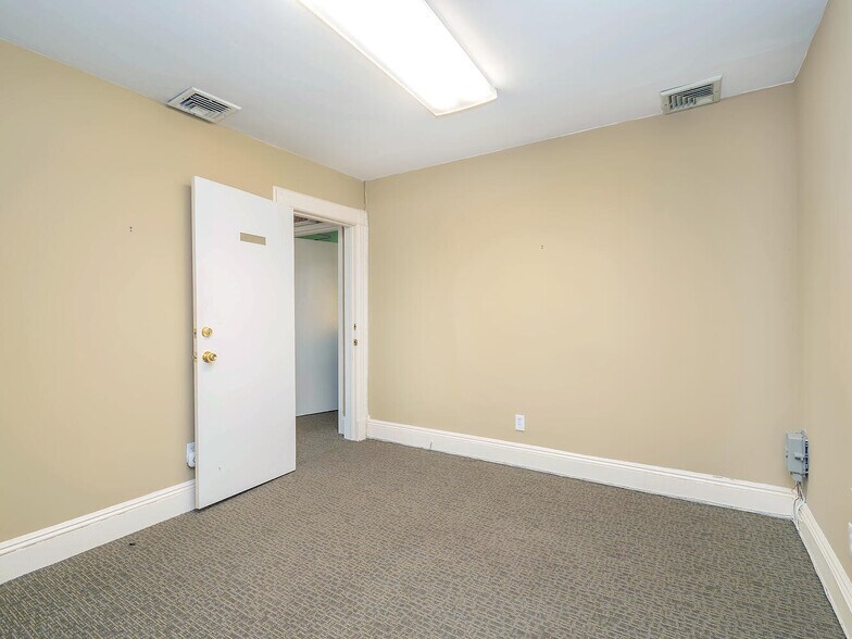 More Photos Of 17 S Maryland Ave, Port Washington Loft Creative Space For Sale