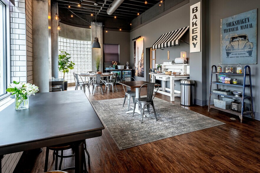 More Photos Of 3344 Central Pky, Cincinnati Storefront For Lease