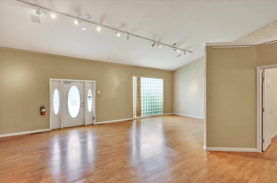 More Photos Of 5 Old Wernersville Rd, Sinking Spring Freestanding For Lease