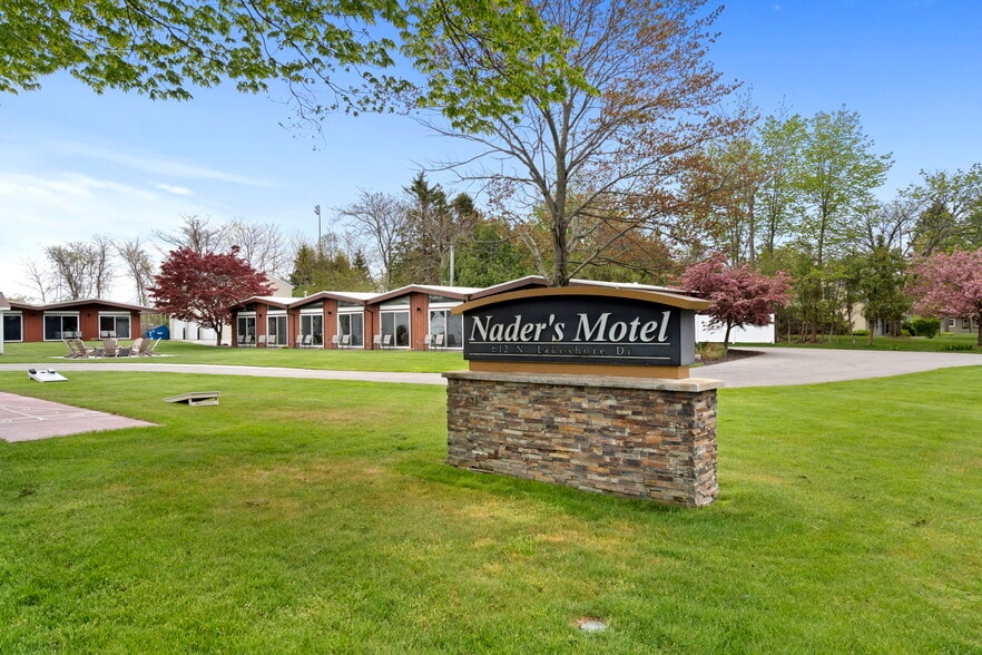 More Photos Of 612 N Lakeshore Dr, Ludington Hotel For Sale