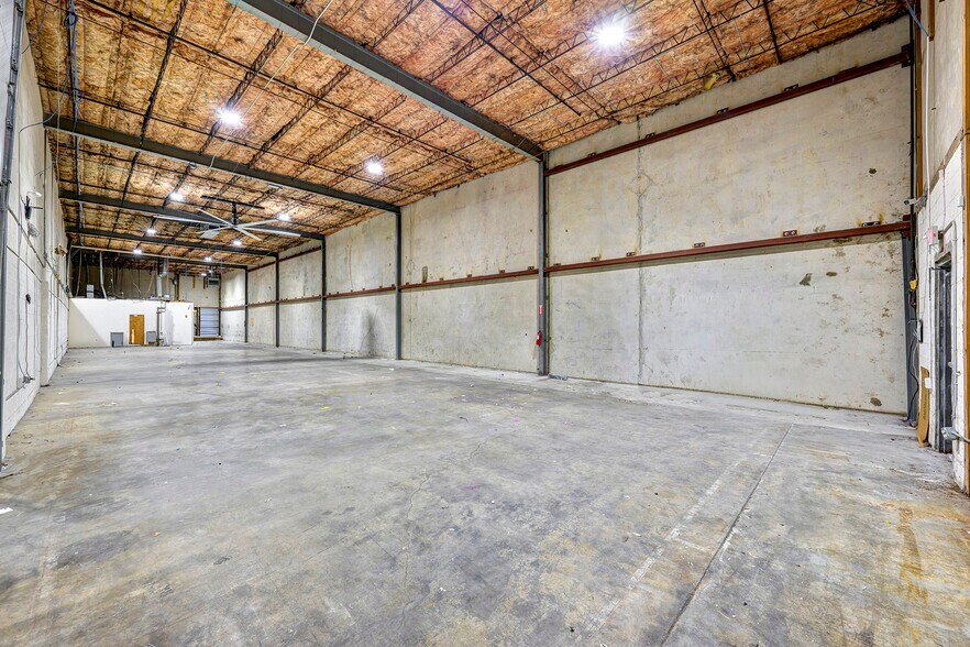 More Photos Of 6855 Wynnwood Ln, Houston Unknown For Lease