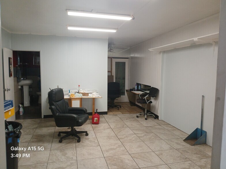 More Photos Of 2030 Homerule St, Honolulu Light Distribution For Lease