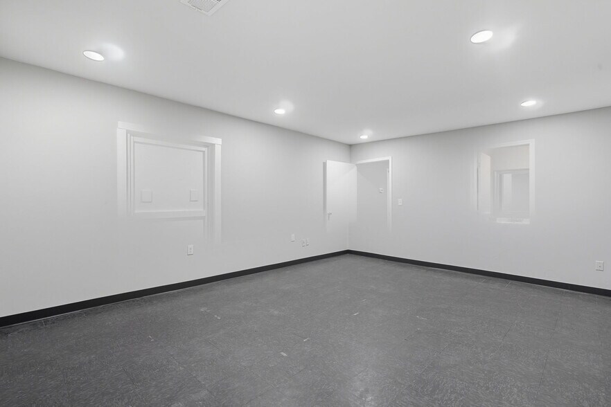 More Photos Of 2025 Marshall Huff Rd, Dallas Warehouse For Sale