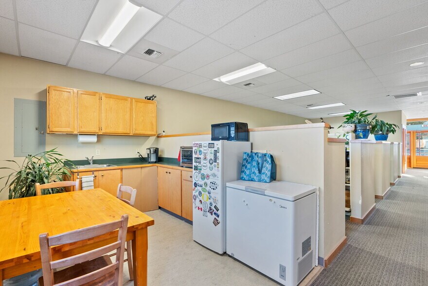 More Photos Of 392 W Main Ave, Sisters Medical For Sale