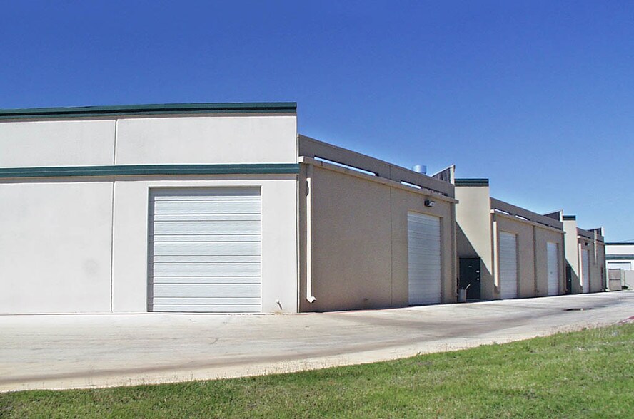 More Photos Of 2050 Greenwood Dr, Southlake Light Manufacturing For Lease
