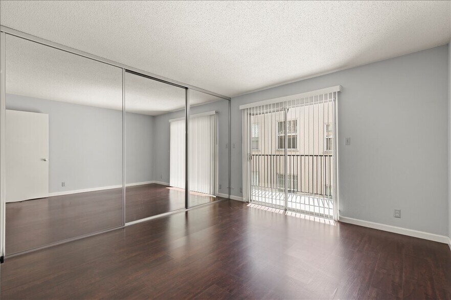More Photos Of 220 Athol Ave, Oakland Apartments For Sale