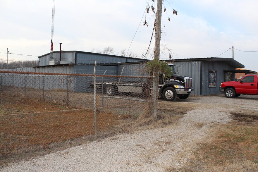 More Photos Of 1401 Black River Industrial Park Rd, Poplar Bluff Flex For Sale