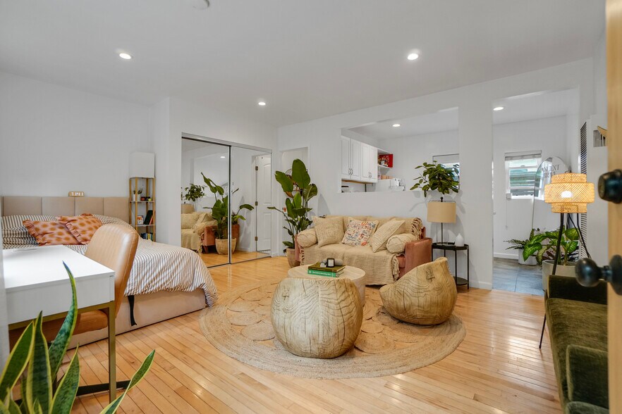 More Photos Of 705 Flower Ave, Venice Apartments For Sale