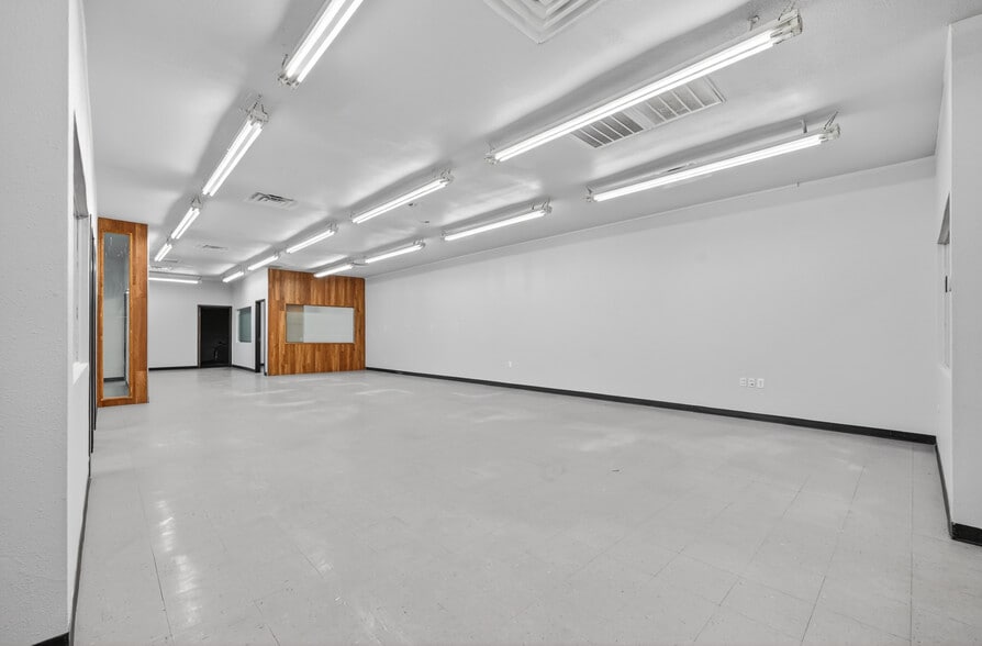 More Photos Of 3413 Herring Ave, Irving Funeral Home For Lease