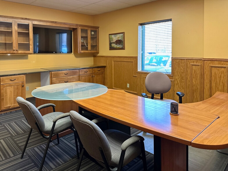 More Photos Of 1360 E County Road E E, Vadnais Heights Warehouse For Lease