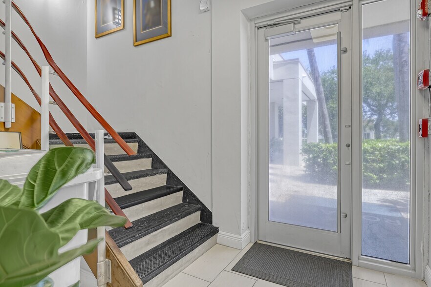 More Photos Of 2701 W Okeechobee Blvd, West Palm Beach Office For Sale