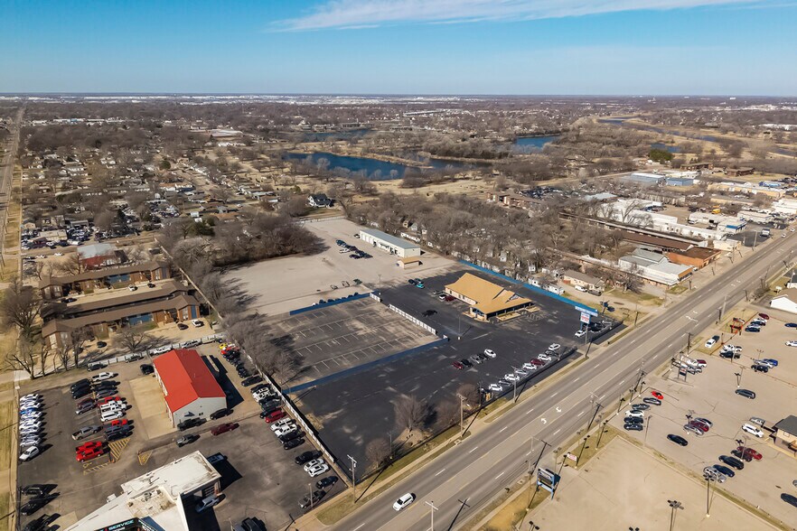 More Photos Of 3101 S Broadway St, Wichita Freestanding For Sale