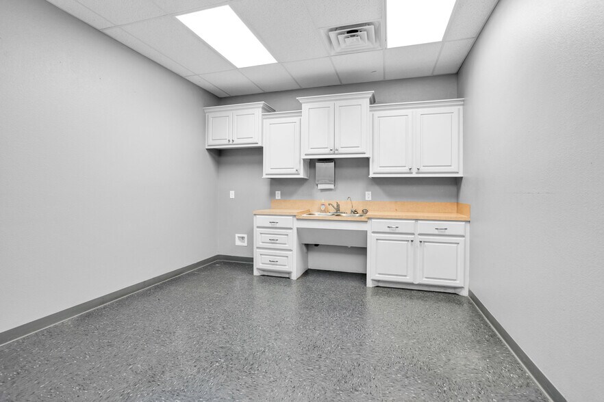 More Photos Of 2418 N Frazier, Conroe Warehouse For Lease