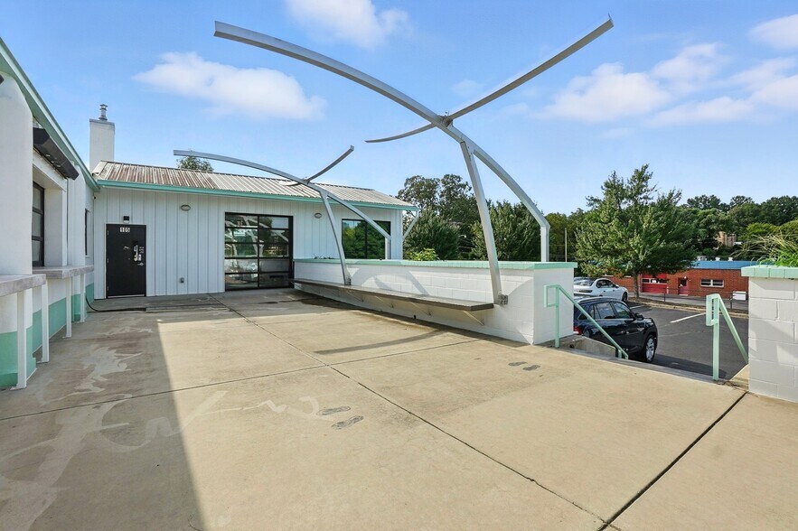 More Photos Of 933 Louise Ave, Charlotte Storefront For Lease