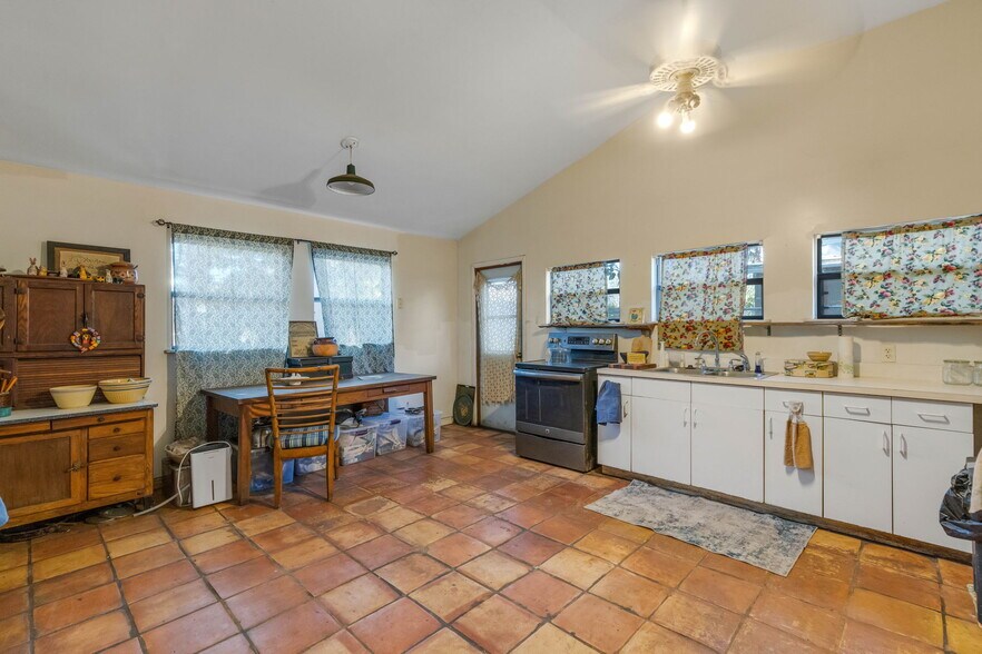 More Photos Of 4122 Bradenton rd, Sarasota Multifamily For Sale