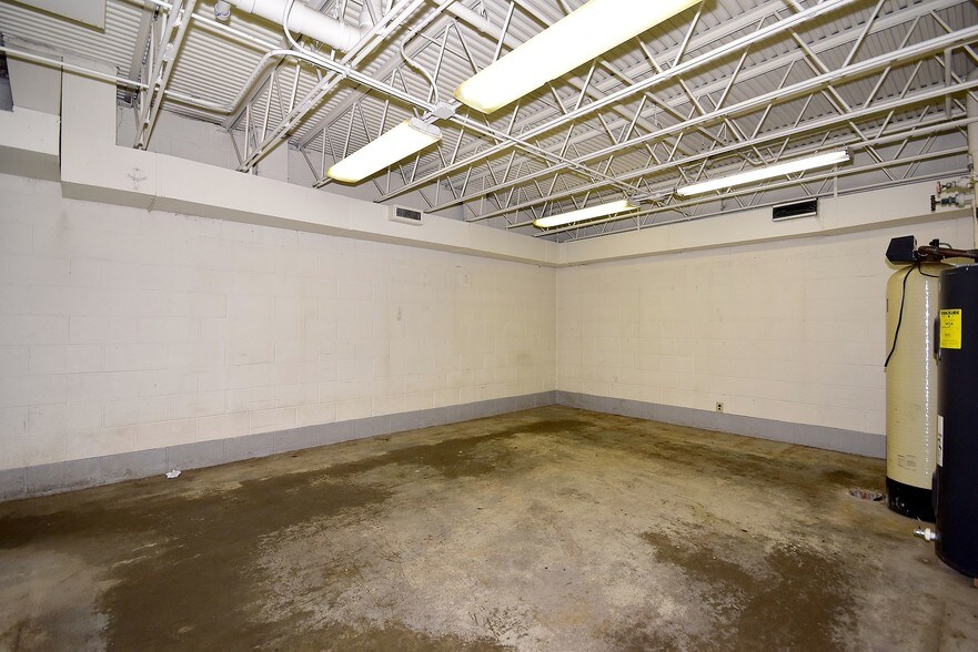 More Photos Of 420 Woodruff Rd, Joliet Warehouse For Lease