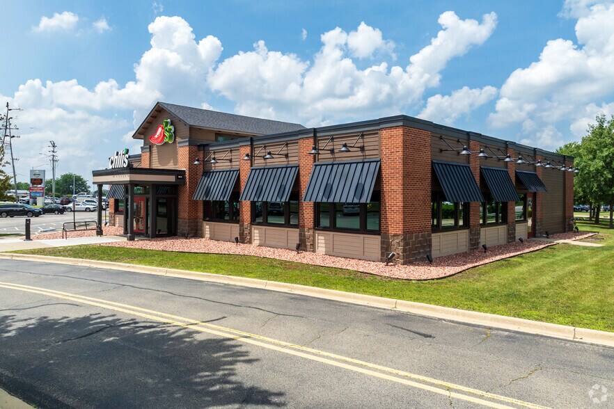 Primary Photo Of 5620 Northwest Hwy, Crystal Lake Restaurant For Sale