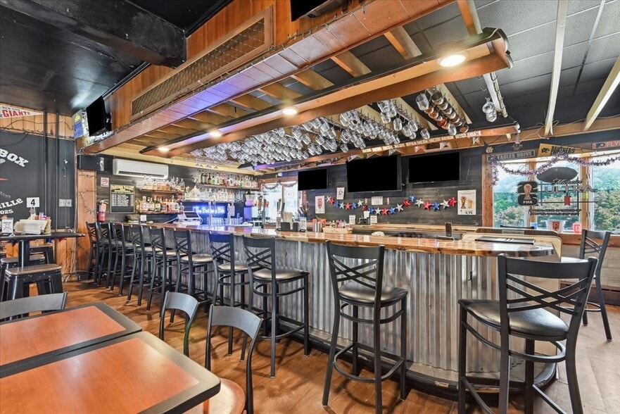 More Photos Of 10 E Lehigh St, Summit Hill Restaurant For Sale