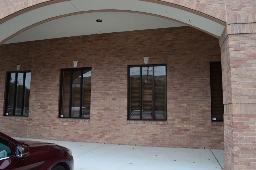 More Photos Of 8111 N Stadium Dr, Houston Office For Sale