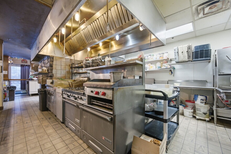 More Photos Of 145 New England Pl, Stillwater Storefront Retail Office For Sale