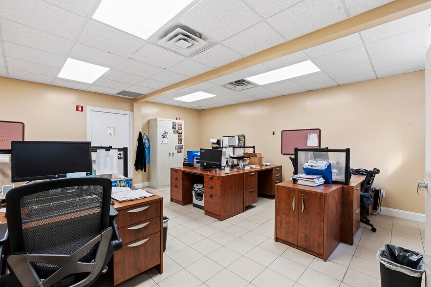 More Photos Of 2707 Hylan Blvd, Staten Island Office For Lease