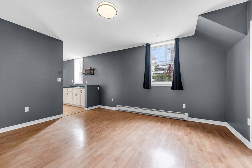 More Photos Of 320 King St E, Hamilton Storefront Retail Residential For Sale