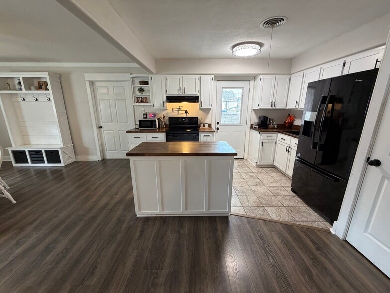 More Photos Of 831 FM 2917 Rd, Alvin Religious Facility For Sale