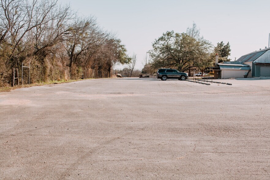 More Photos Of 13893 US Highway 87, Adkins Flex For Sale