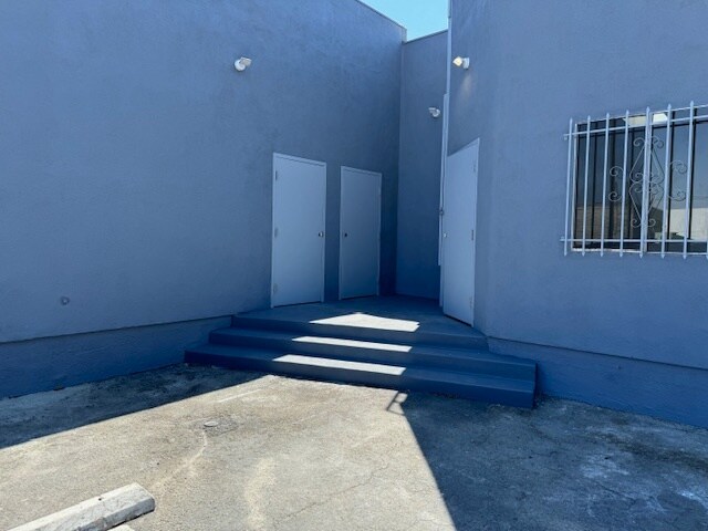 More Photos Of 19445-19449 Ventura Blvd, Tarzana Storefront For Sale