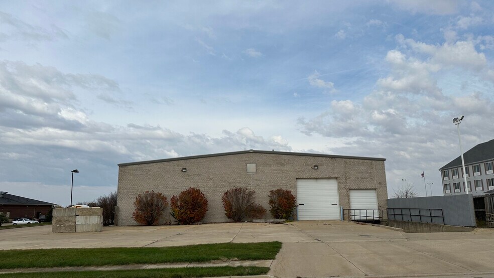 More Photos Of 2401 1/2 Empire, Bloomington General Retail For Sale