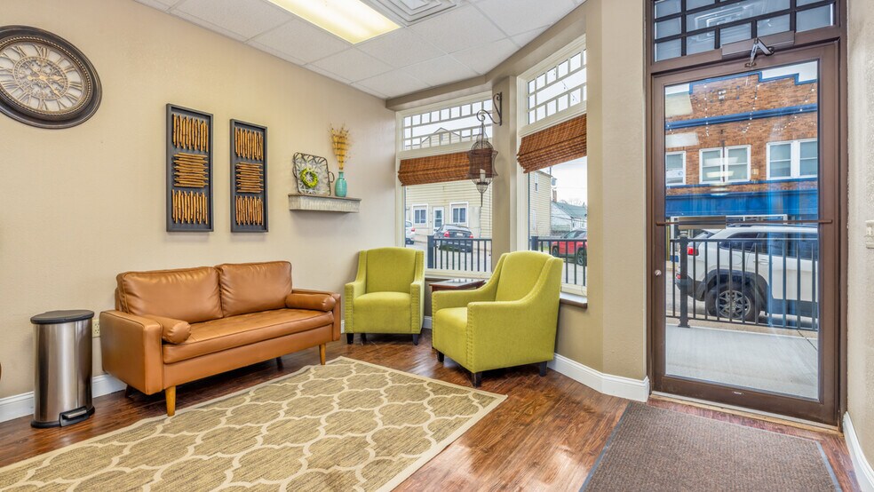 More Photos Of 206-216 E Ludington St, Iron Mountain Medical For Sale