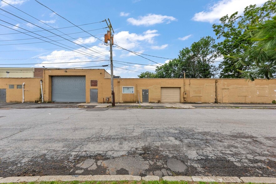 More Photos Of 625-633 W Merrick Rd, Valley Stream Warehouse For Lease
